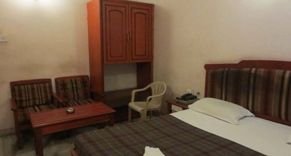 Roja Deluxe Lodge, Madanapalle 5